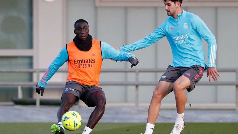 Xavi Sintes trata de robar la pelota a Ferland Mendy (Fotos: Real Madrid)