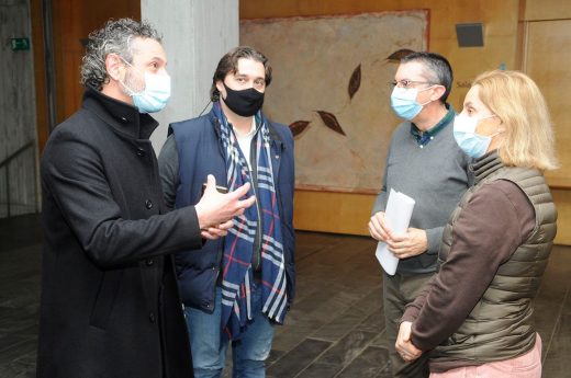 El conseller Maria y representantes de la Orquesta Sinfónica de las Illes Balears este lunes en el Consell de Menorca (Foto: Tolo Mercadal)