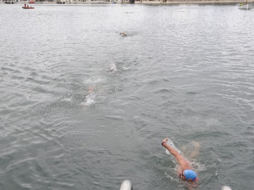 (Galería de fotos) Nadar para combatir el frío