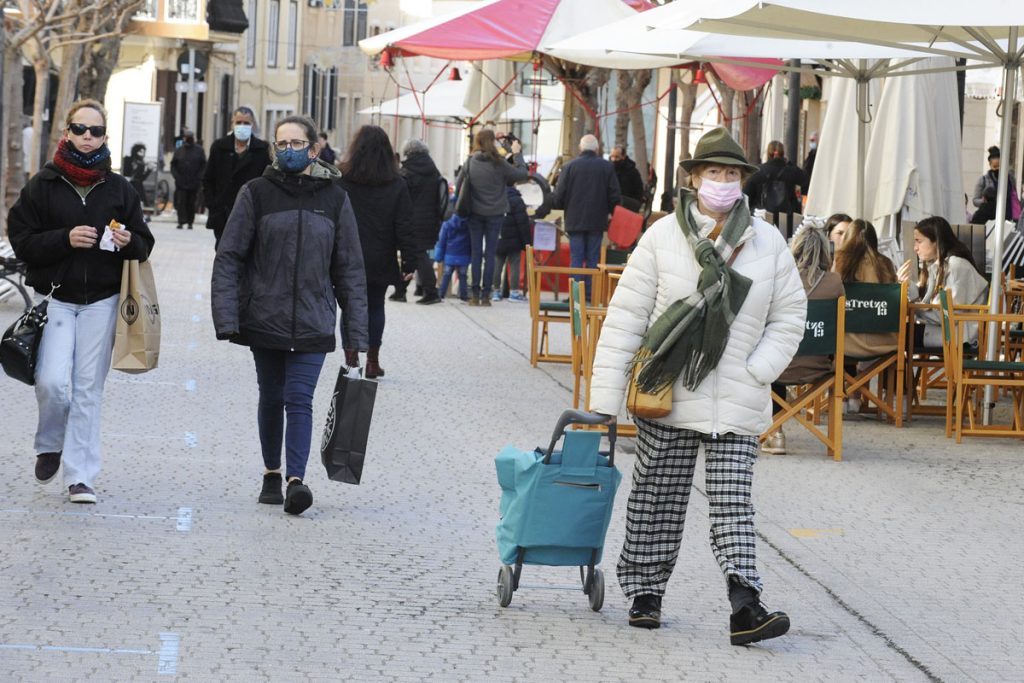 Paseando con mascarilla por las calles de Maó