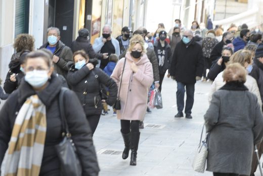 Gente abrigada por el frío paseando por el centro de Maó (Foto: Tolo Mercadal)