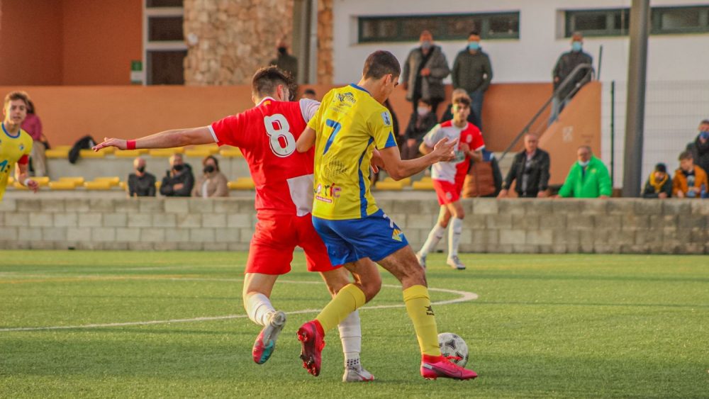 Una acción del partido disputado en Es Castell (Fotos: Itziar Gómez)