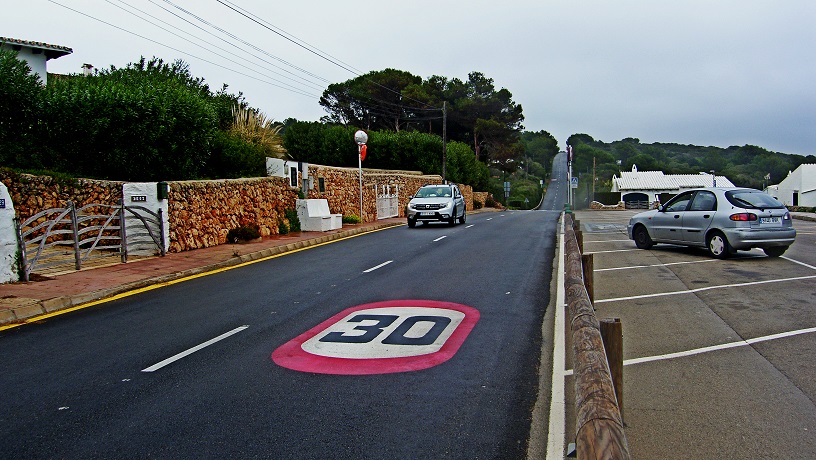 Obras de asfaltado en Binisafúller.