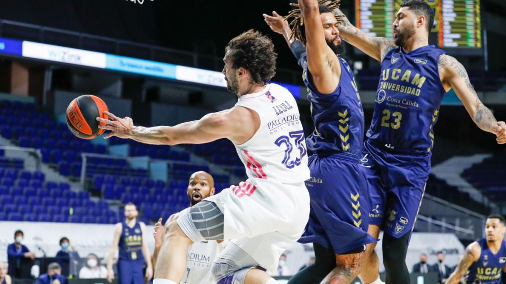 Asistencia de Llull ante el UCAM Murcia (Foto: Real Madrid)