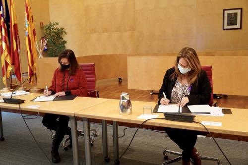 Francina Armengol y Susana Mora, durante la firma de un acuerdo con el Consell (Foto: CIM).