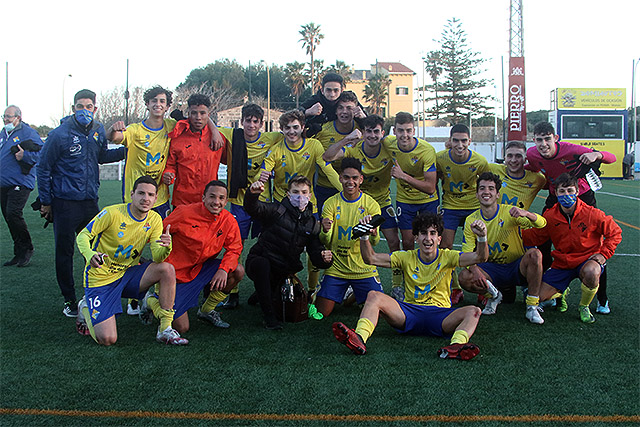 Celebración final tras la victoria (Fotos: deportesmenorca.com)