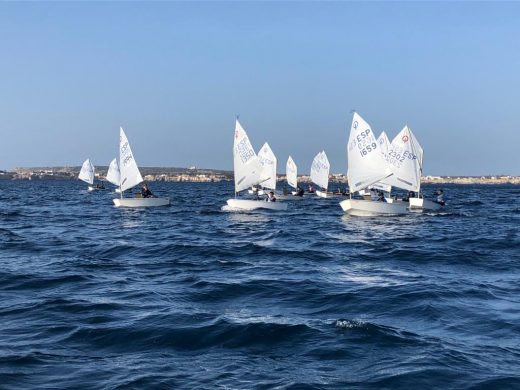 (Fotos) La vela ligera vuelve a Ciutadella