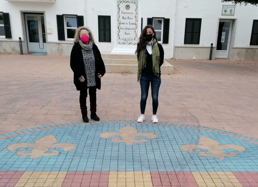 La concejala de Comercio, Débora Marquès, y Antonia Loza, de la Asociación de Comerciantes de Sant Lluís