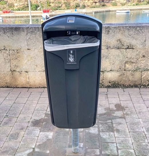 Las nuevas papeleras evitarán que la basura salga volando cuando hace viento