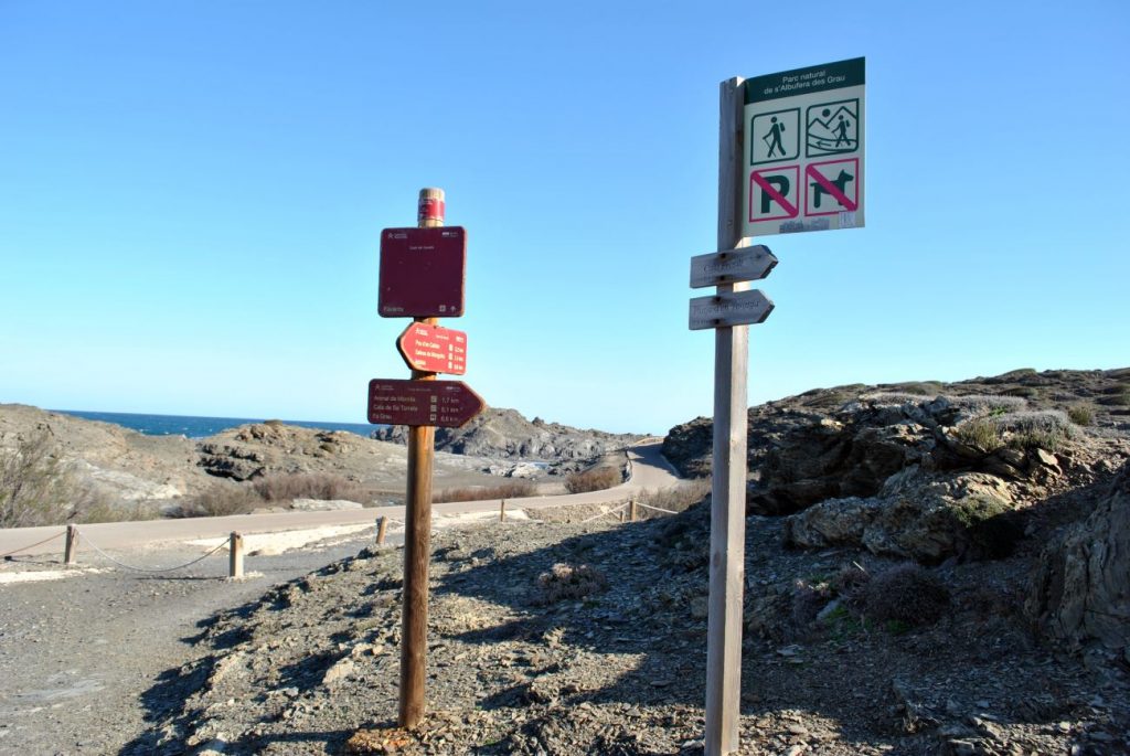 Señalítica actual en el Camí de Cavalls (Foto: EA)