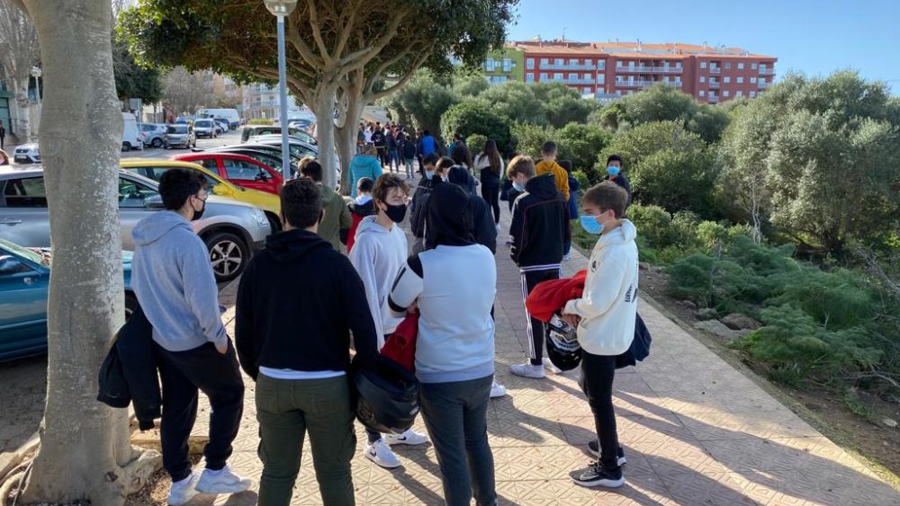 Grupos de estudiantes haciendola esta mañana para las pruebas PCR en Dalt Sant Joan (Foto: Tolo Mercadal)