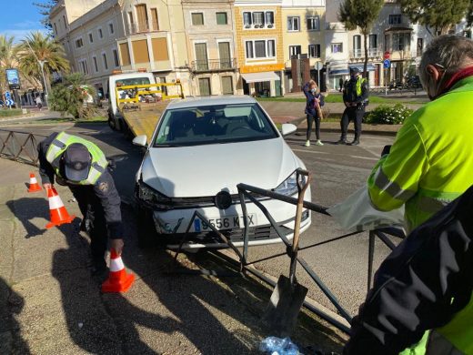 (Última hora) Cierran el tráfico en la Plaza Esplanada de Maó por un accidente sin heridos