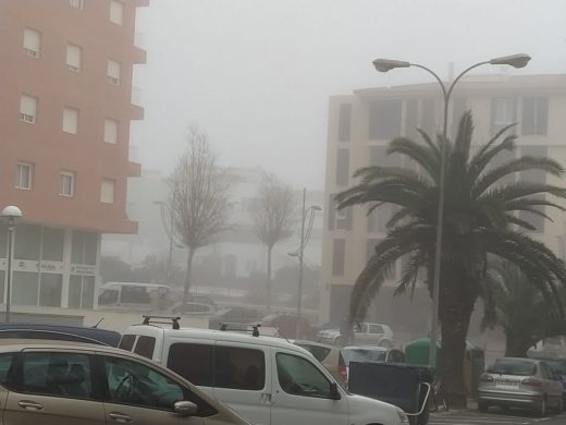 Menorca oculta bajo la niebla