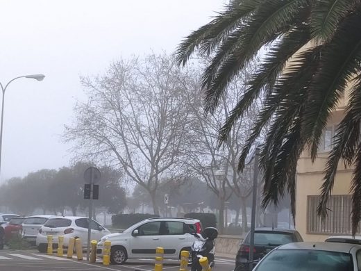 Menorca oculta bajo la niebla