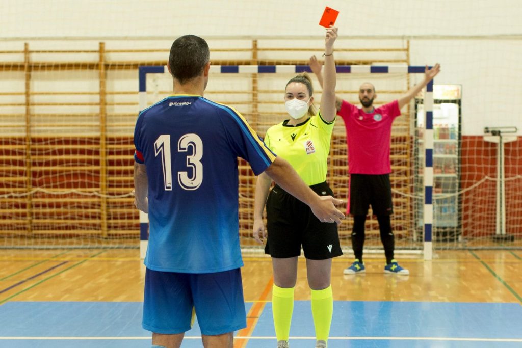 Itziar Gómez, mostrando una tarjeta.