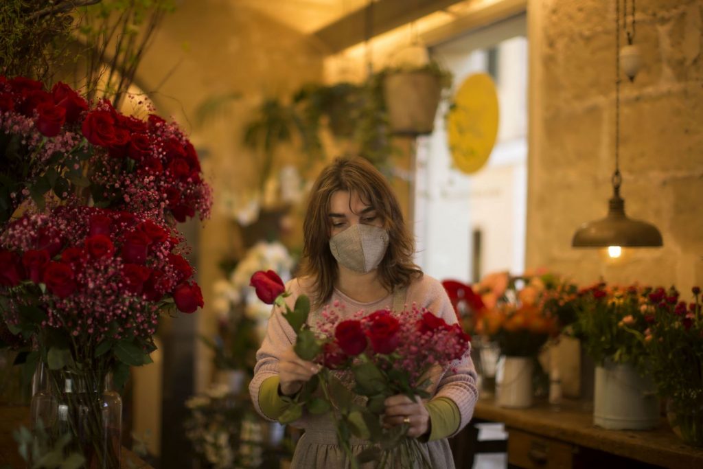 Joana Pons de 'Es Bonsais' preparant un símbol d'amor.