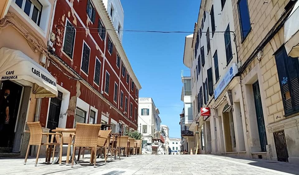 Imagen actual del carrer Bastió (Fotos: Aj Maó y Tolo Mercadal)