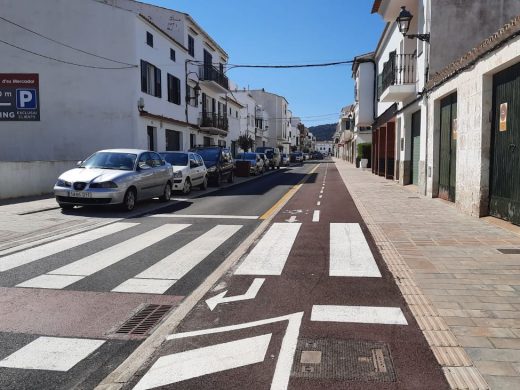 Un carril bici en la nueva imagen de la calle Dr. Llansó de Es Mercadal