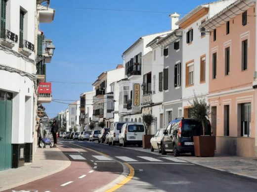 Un carril bici en la nueva imagen de la calle Dr. Llansó de Es Mercadal