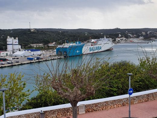 El buque Abel Matutes de Baleària esta mañana en el puerto de Maó