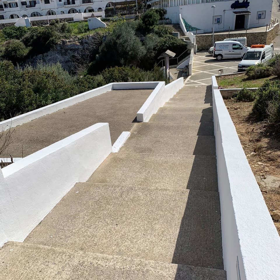 Escaleras que bajan a la Cala y al parque