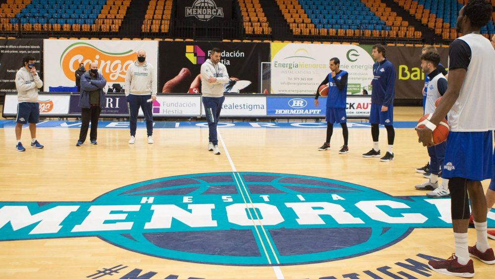 Javier Zamora, dirigiendo su primer entrenamiento.