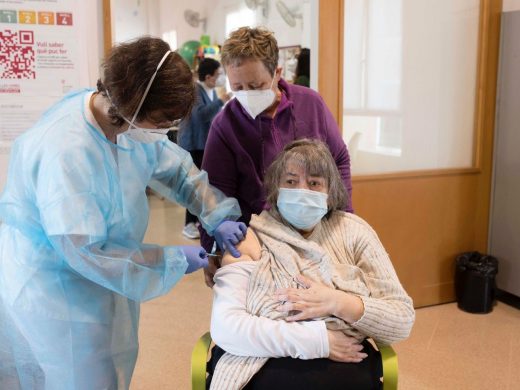 (Fotos) Atenció Primària vacunará a 163 usuarios y 46 trabajadores de los centros de día