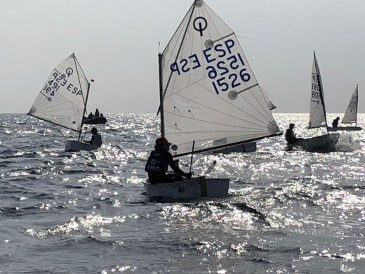 (Fotos) La falta de viento marca el “Trofeu Comodor Sebastià Gordi 2021”