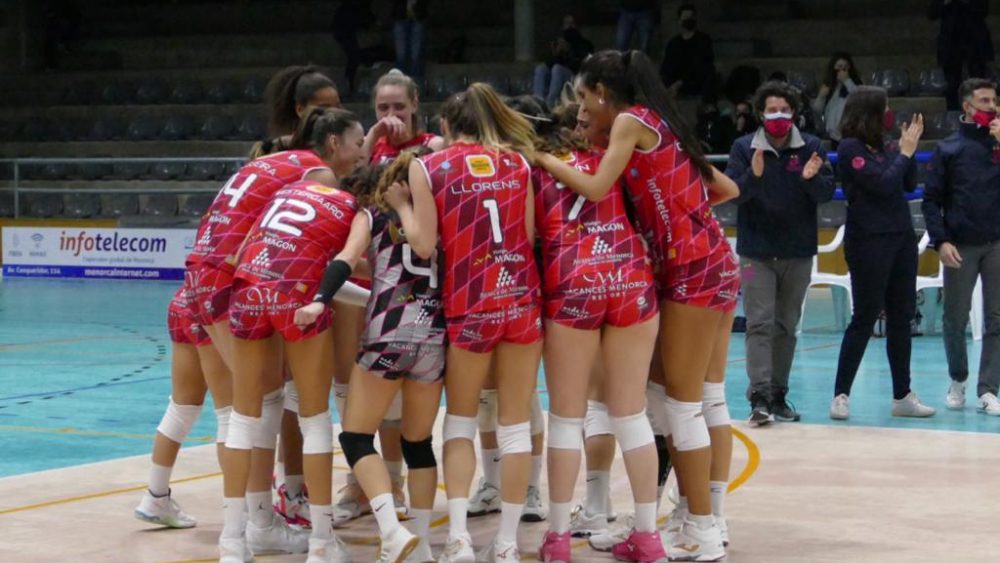 Celebración de las jugadoras tras ganar a Alcobendas (Foto: Miquel Moll)