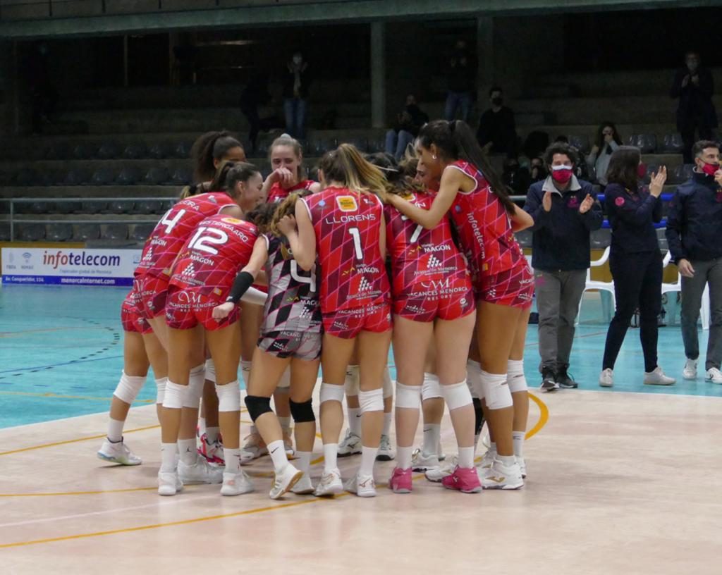 Celebración de las jugadoras tras ganar a Alcobendas (Foto: Miquel Moll)