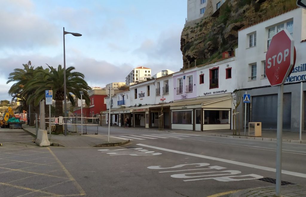 Terrazas en el puerto de Maó (Foto: EA)