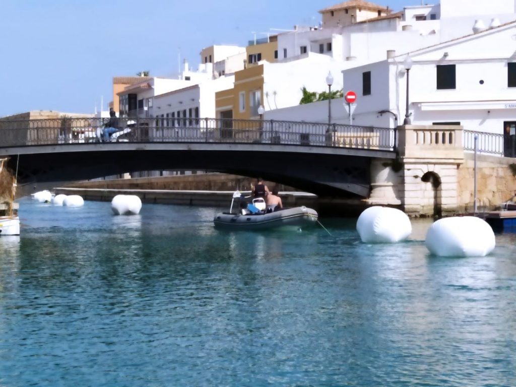 Trabajando en el puerto de Ciutadella (Foto: Ports IB)