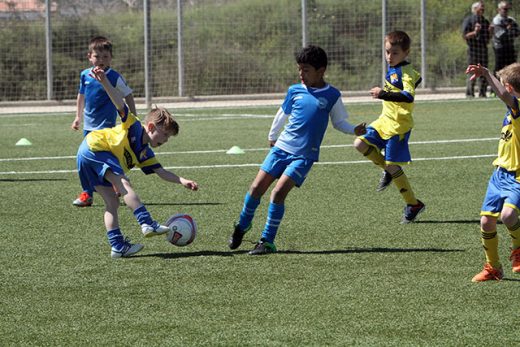 Partido de fútbol base (Foto: deportesmenorca.com)