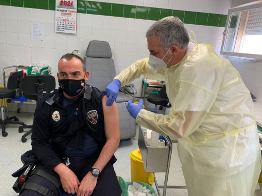 (La foto) Los policías locales se vacunan