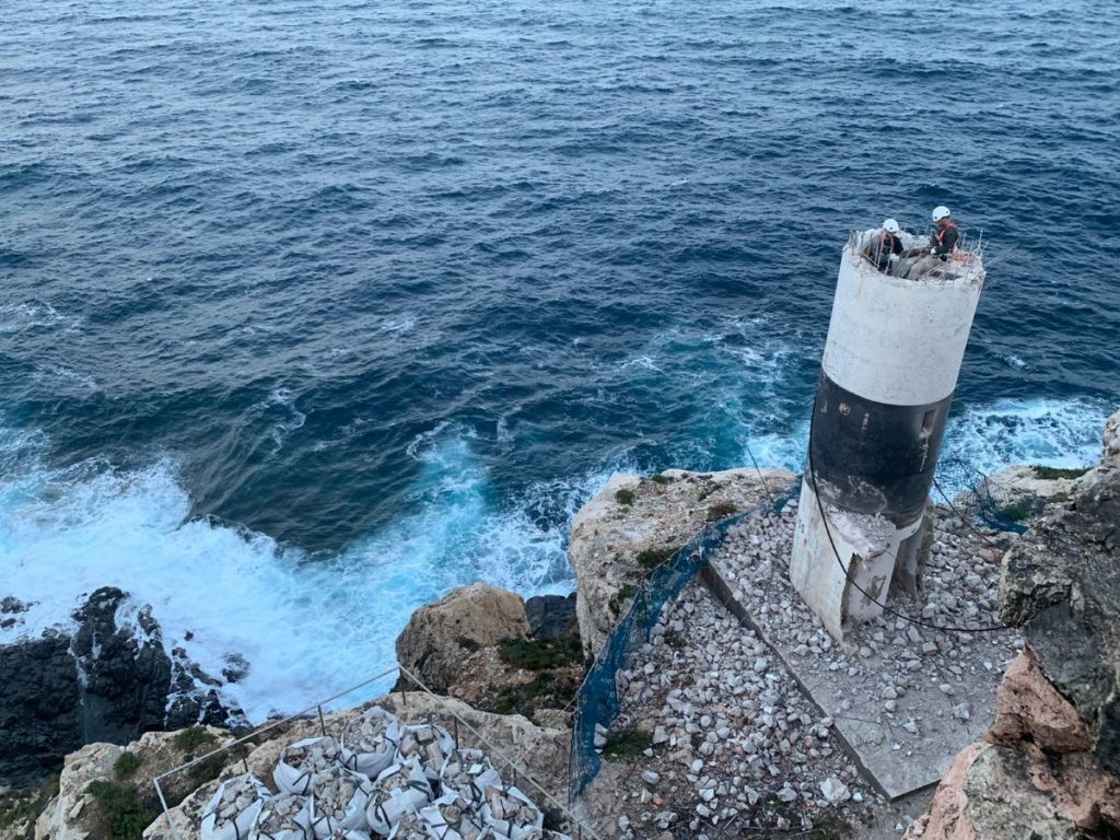 Operarios desmontando la baliza en la punta de s’Esperó