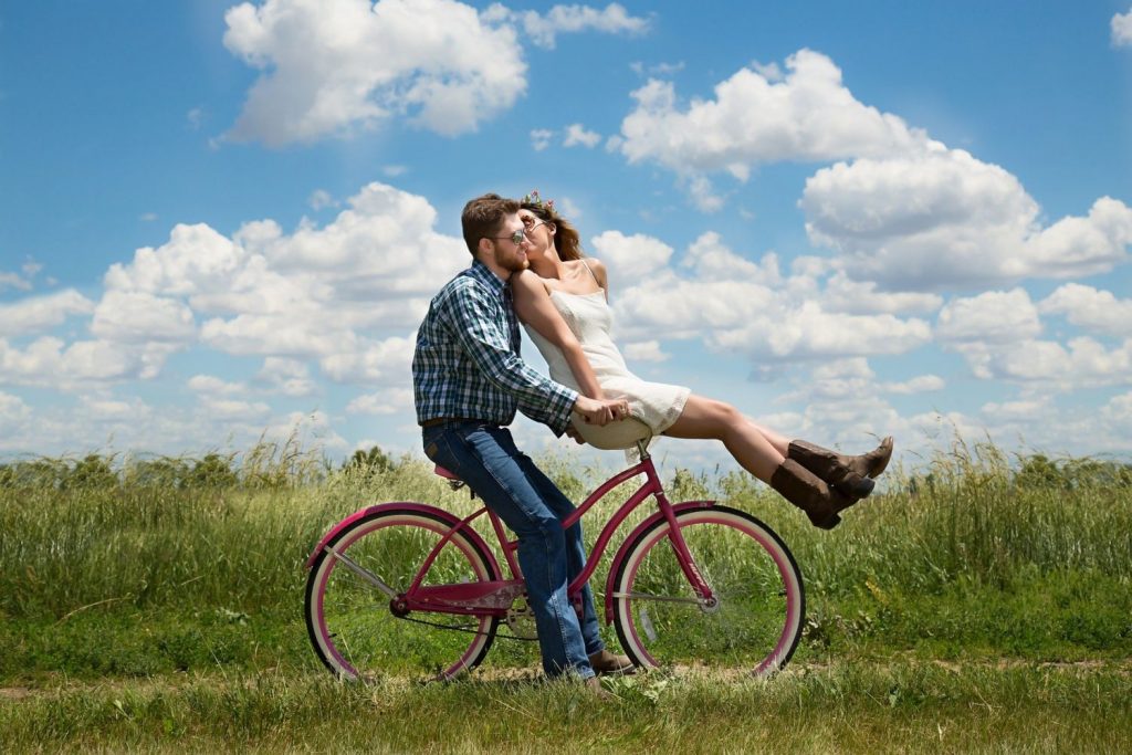 Pareja en bicicleta.