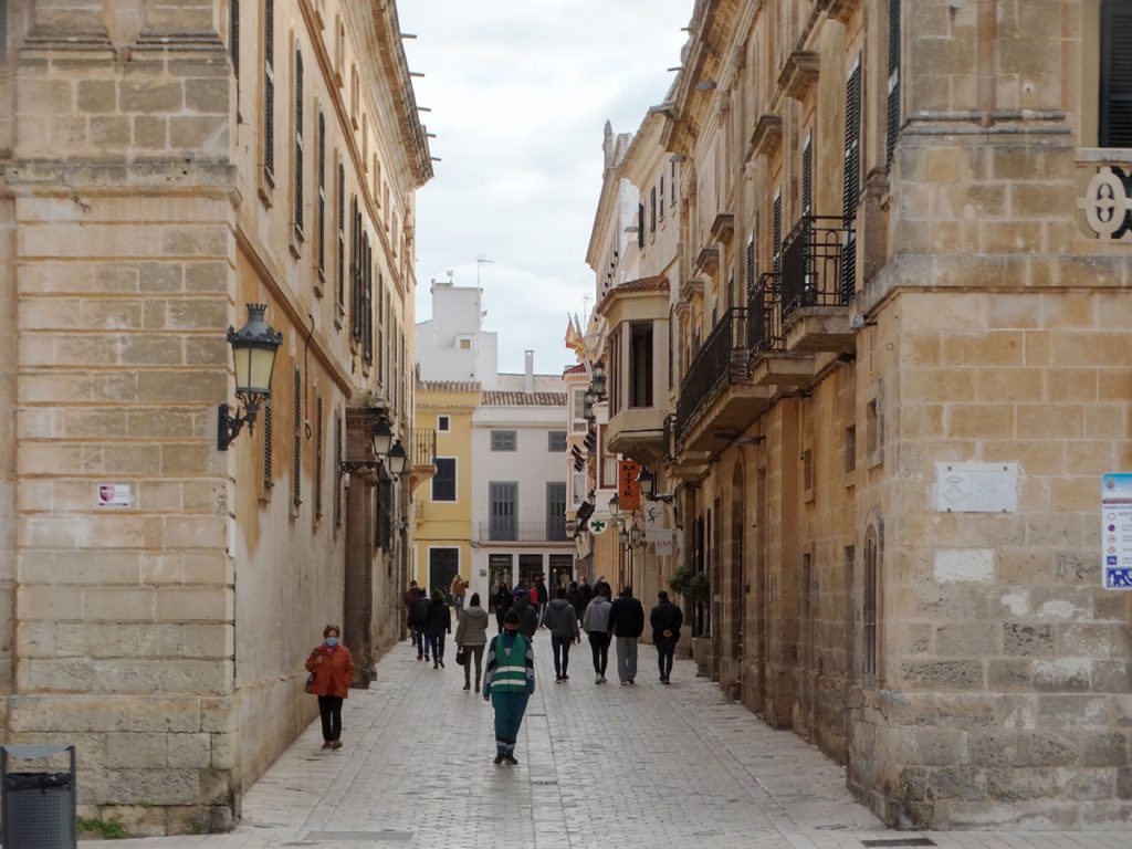 Gente caminando por el centro de Ciutadella (Foto: Cris Ruiz)