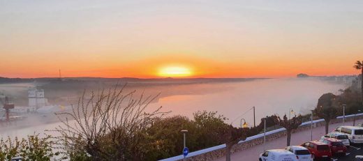 Imagen de la salida del sol vista desde el puerto de Maó (Foto: Nando Andreu)