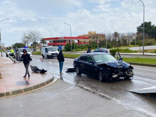 (Fotos) Un coche patina y se empotra contra una farola en Maó