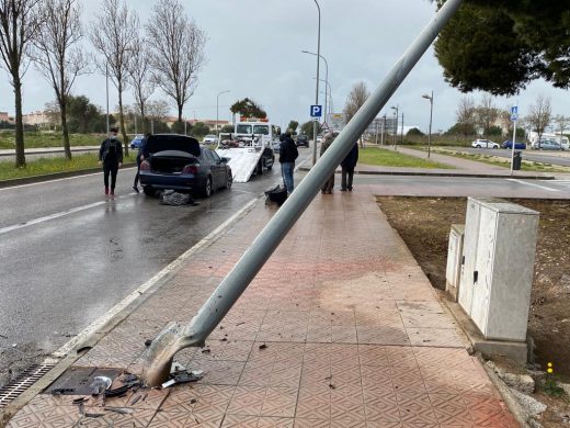 (Fotos) Un coche patina y se empotra contra una farola en Maó