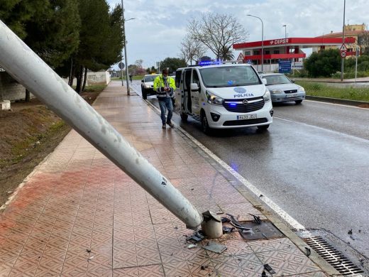 (Fotos) Un coche patina y se empotra contra una farola en Maó