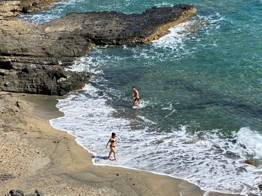 (Fotos) El sol invita al primer día de playa a muchos menorquines