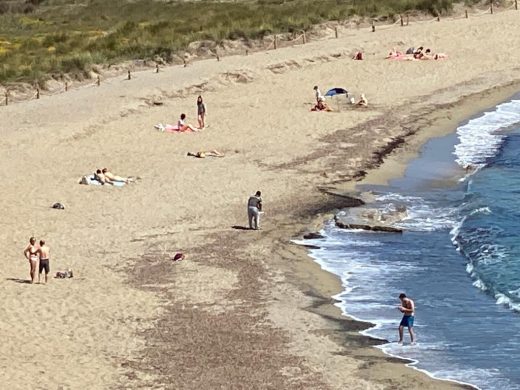 (Fotos) El sol invita al primer día de playa a muchos menorquines