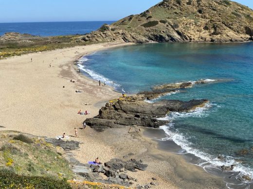 (Fotos) El sol invita al primer día de playa a muchos menorquines