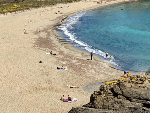 (Fotos) El sol invita al primer día de playa a muchos menorquines