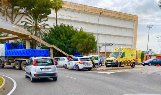 Las ambulancias han trasladado al Hospital a la persona herida (Foto: Tolo Mercadal)