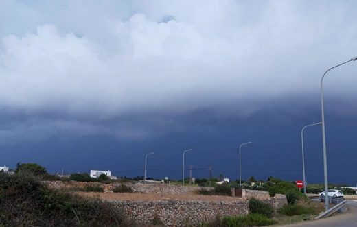 Podría llover, de forma asilada y débil.