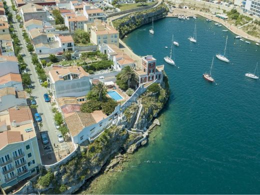 (Fotos y vídeo) En venta por 1’4 millones la icónica torre roja del puerto de Maó