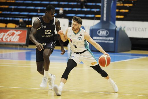 Timoner sube la bola en el partido ante el Cornellà (Foto: Tolo Mercadal)