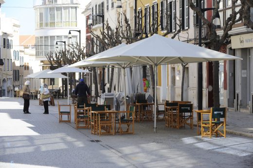 Terrazas en el centro de Maó.